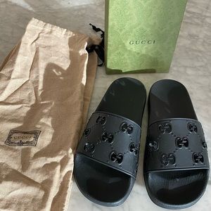 Gucci - Women's rubber GG slide sandal